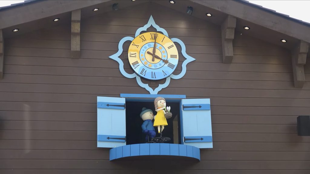 The glockenspiel clock and figures on the Alpine Outfitters building.
