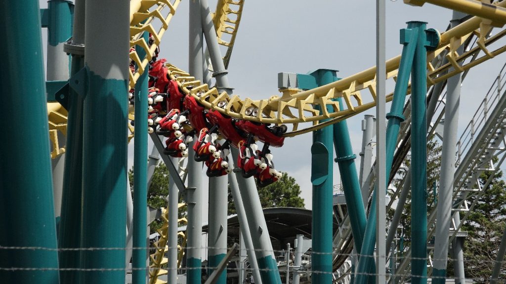 A train on The DareDeviler, navigating the twisted track.
