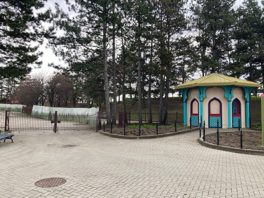 Kingswood Music Theatre entrance without one of the roofed structures over the gates.
