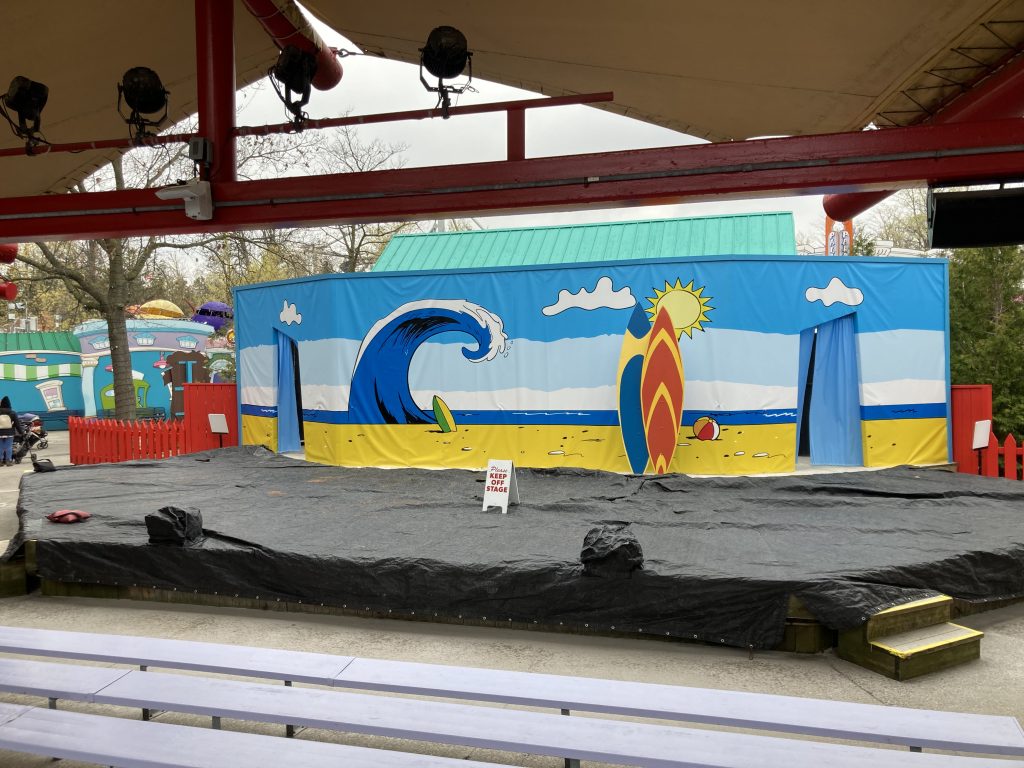 New backdrop for Snoopy's Dog Days of Summer.