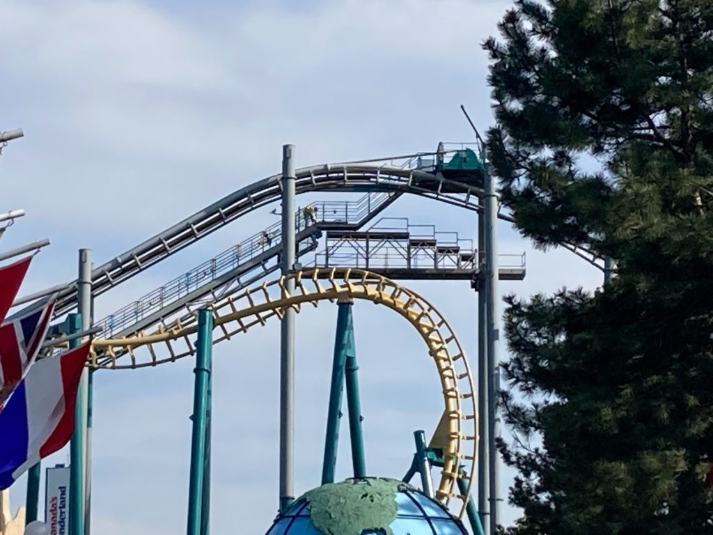 The DareDeviler with a painter at the top of the lift.