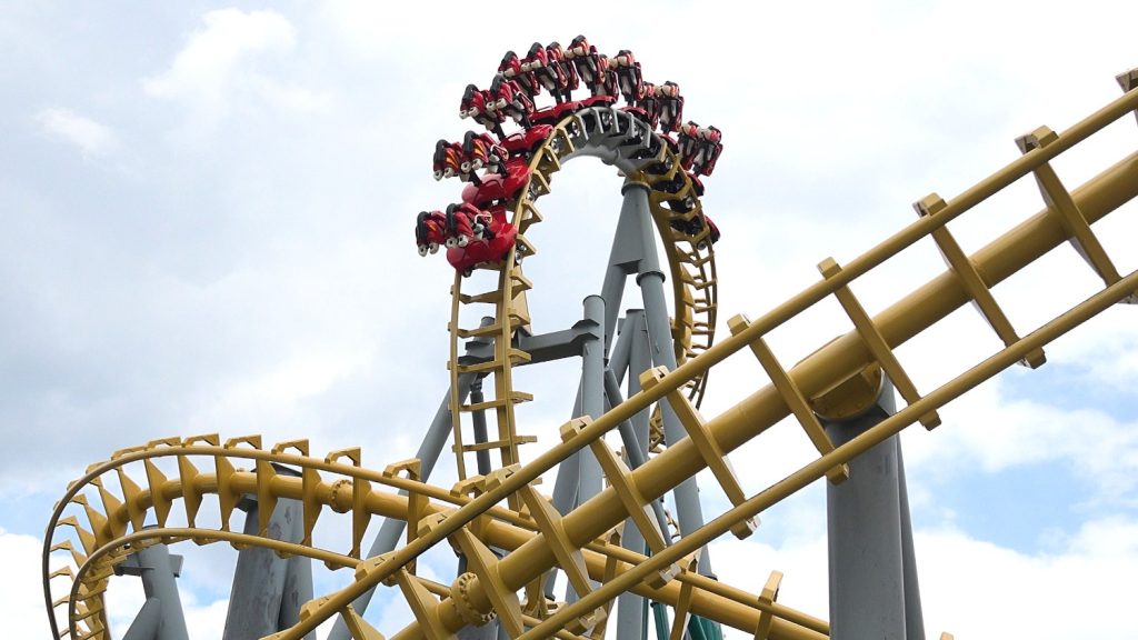 A train navigating one of The DareDeviler's inversions.