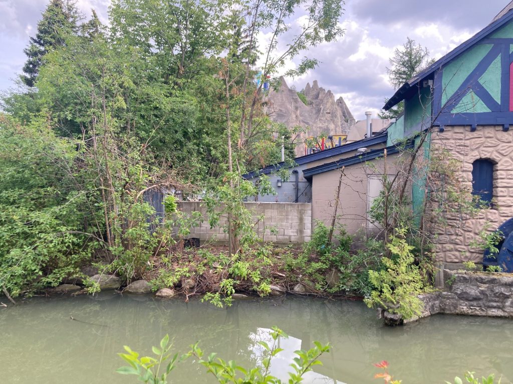 The now-exposed view of Med Funnel Cakes' back area.