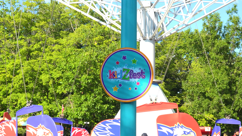 A sign for KidZfest mounted on one of Treetop Adventure's supports.