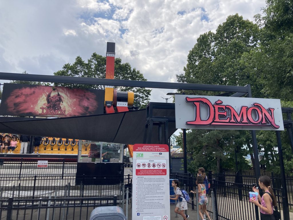 Démon and its signs, seen from the midway.