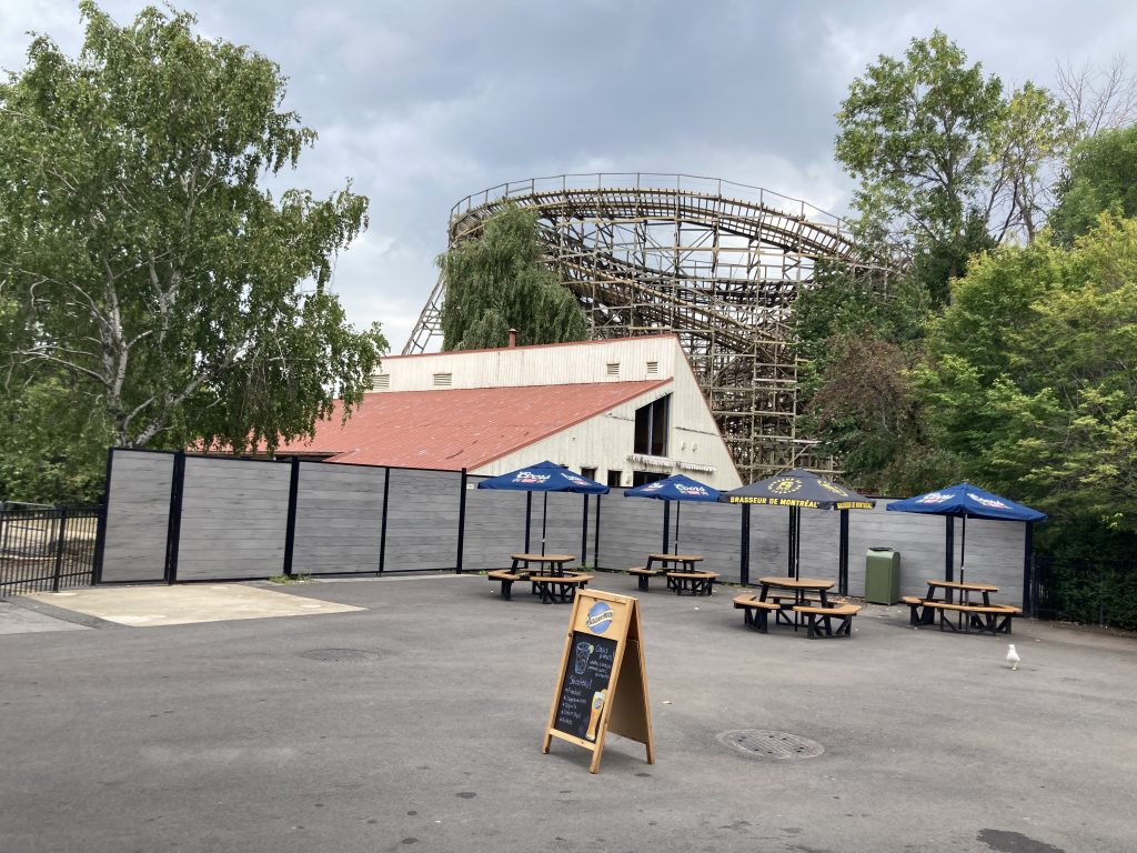 A seemingly abandoned building behind a fence at La Ronde.