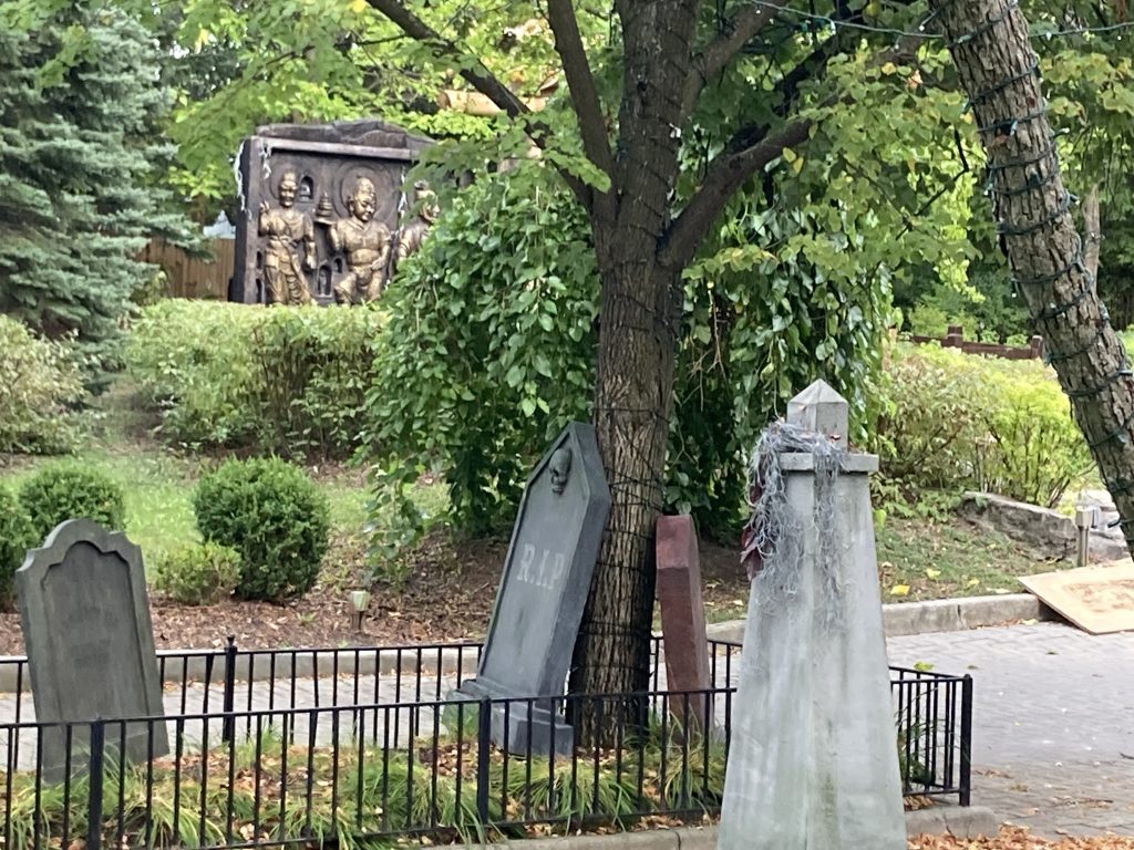 Time Warp's entrance with no orange stakes.